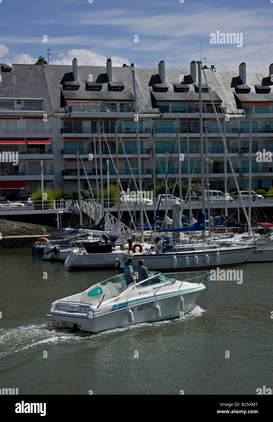 Piccola barca di lasciare il porto di Pouliguen, Bretagna, Francia, Europa Foto Stock