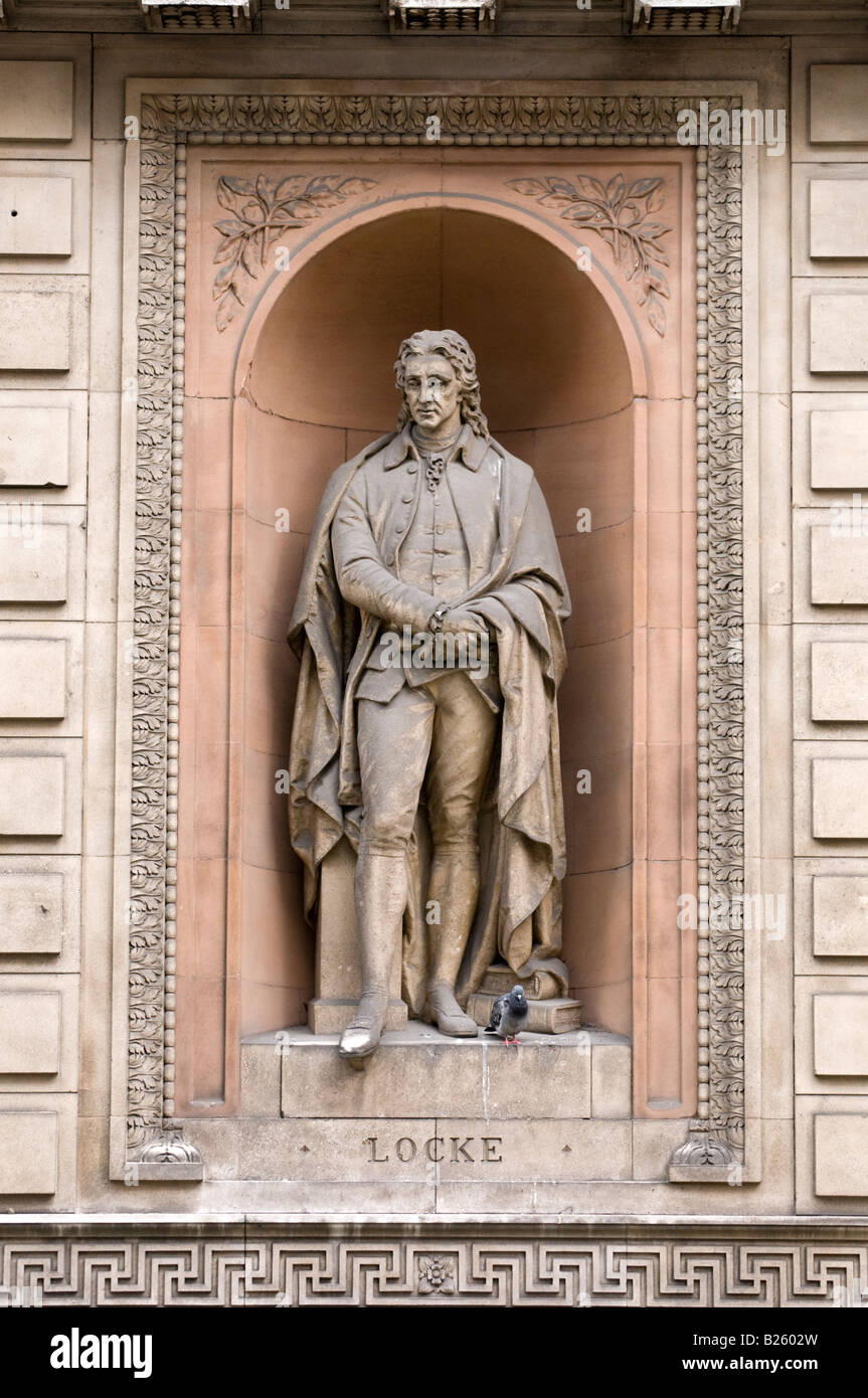 Statua di John Locke fuori la Royal Academy of Arts di Londra, Inghilterra, Regno Unito Foto Stock