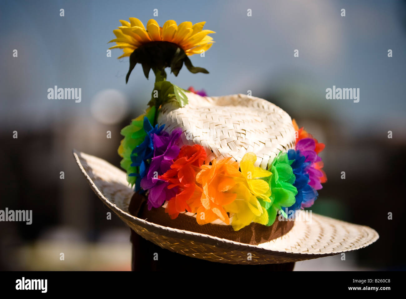 Uomo che indossa un cappello di paglia con un sun flower durante un tedesco di musica di paese il partito Schlagermove ad Amburgo, Germania Foto Stock