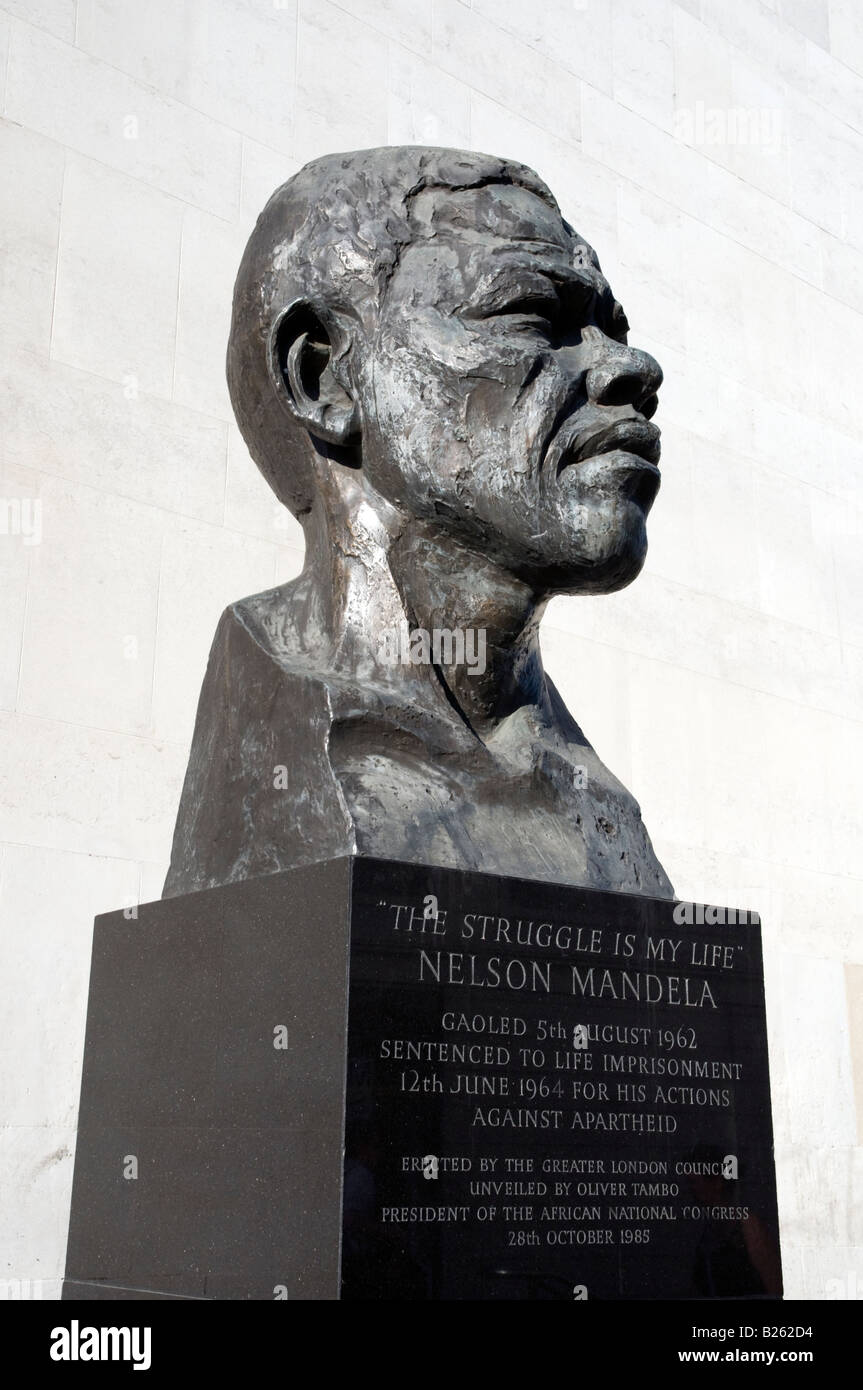 Busto di Nelson Mandela al Southbank Londra Inghilterra REGNO UNITO Foto Stock