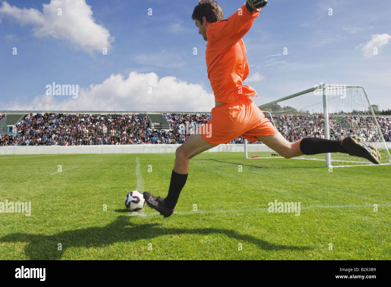 Calcio di rinvio Foto stock - Alamy