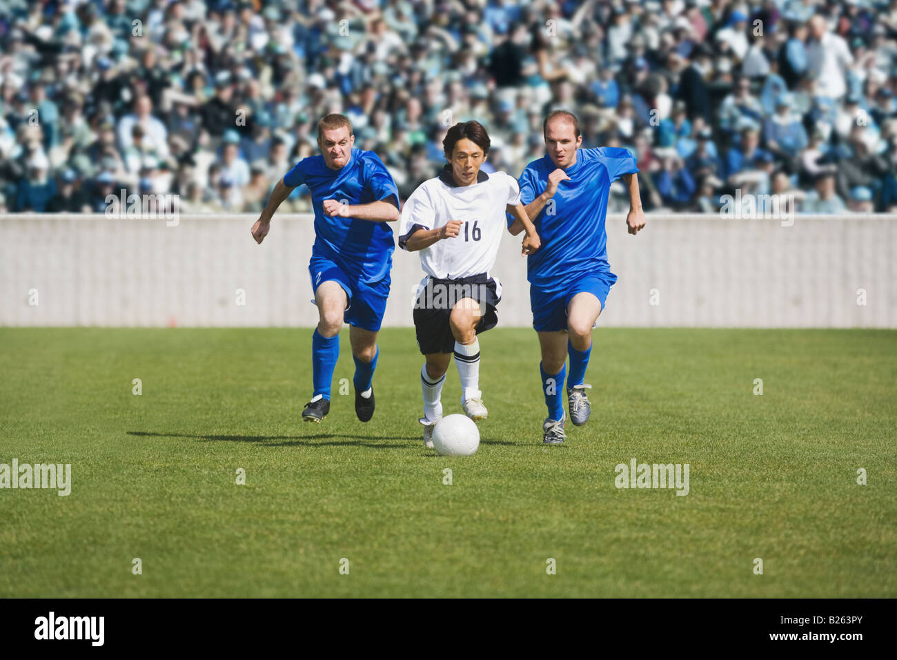 Giocatore di calcio Dribbling ultimi difensori Foto Stock