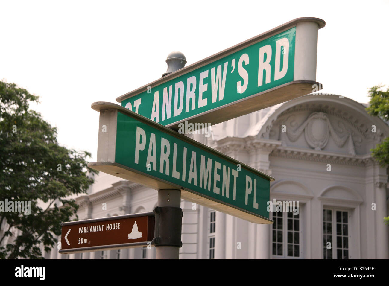 Un segno dà indicazioni in Singapore. I punti di orientamento verso il Parlamento luogo e St Andrews Road. Foto Stock