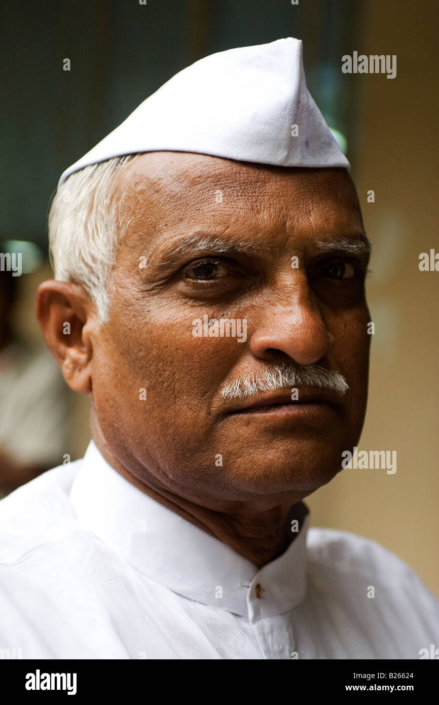 Un uomo indiano indossa un tradizionale Nehru hat. Il cappello quando  indossato con il kurta pigiama diventano simbolici del partito del  Congresso Foto stock - Alamy