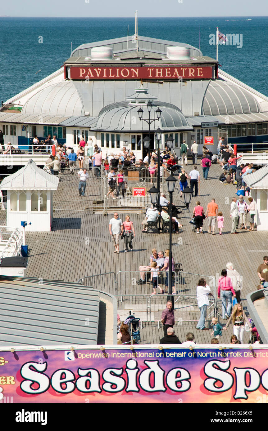 La testa del molo che si allunga verso il mare a Cromer, Norfolk, Inghilterra. Foto Stock