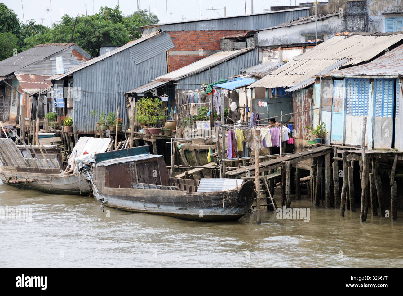 Stilt case fatte da zink Cai Be fiume Mekong Delta Vietnam Foto Stock