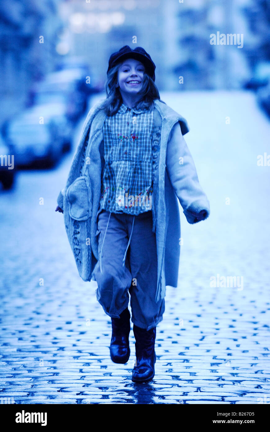 piccola ragazza che cammina per strada, stati mentali alfa beta theta Foto Stock