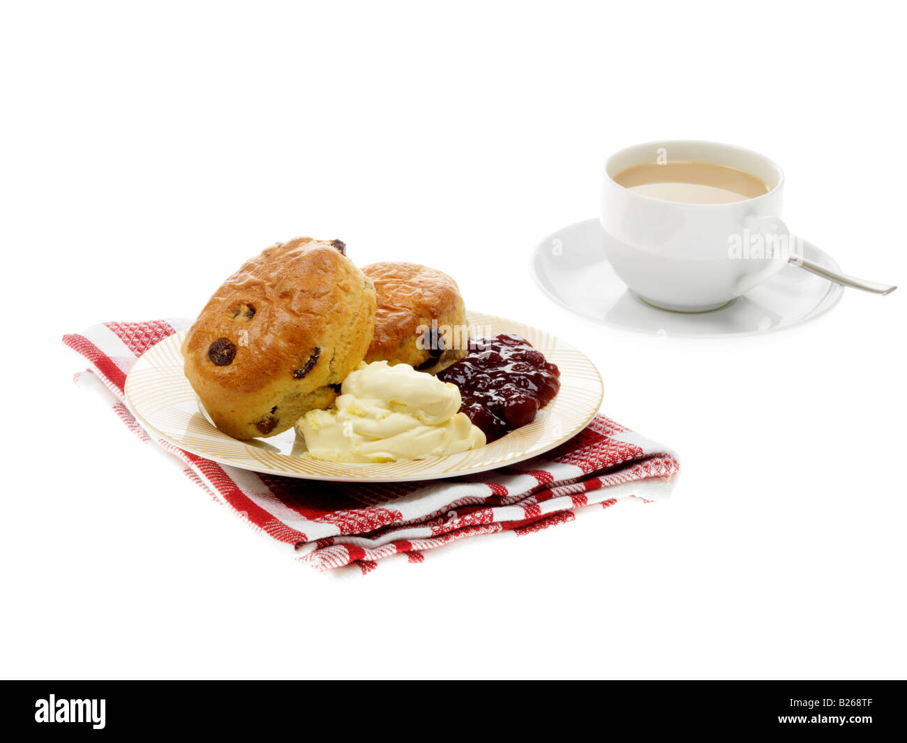 Fresh britannica autentica tè alla crema di scones marmellata e Clotted Cream isolata contro uno sfondo bianco con un tracciato di ritaglio e nessun popolo Foto Stock