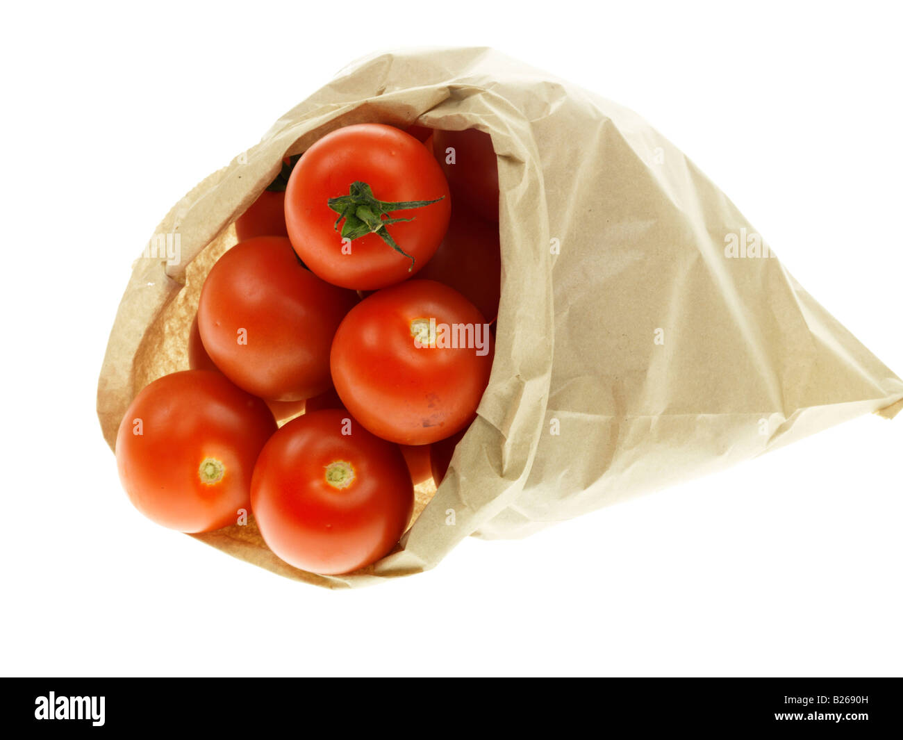 Sacchetto di carta e non di plastica, di freschi maturi sani pomodori da insalata con spazio copia di un tracciato di ritaglio e nessun popolo contro uno sfondo bianco Foto Stock