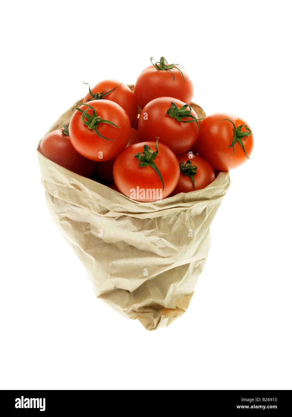 Sacchetto di carta e non di plastica, di freschi maturi sani pomodori da insalata con spazio copia di un tracciato di ritaglio e nessun popolo contro uno sfondo bianco Foto Stock