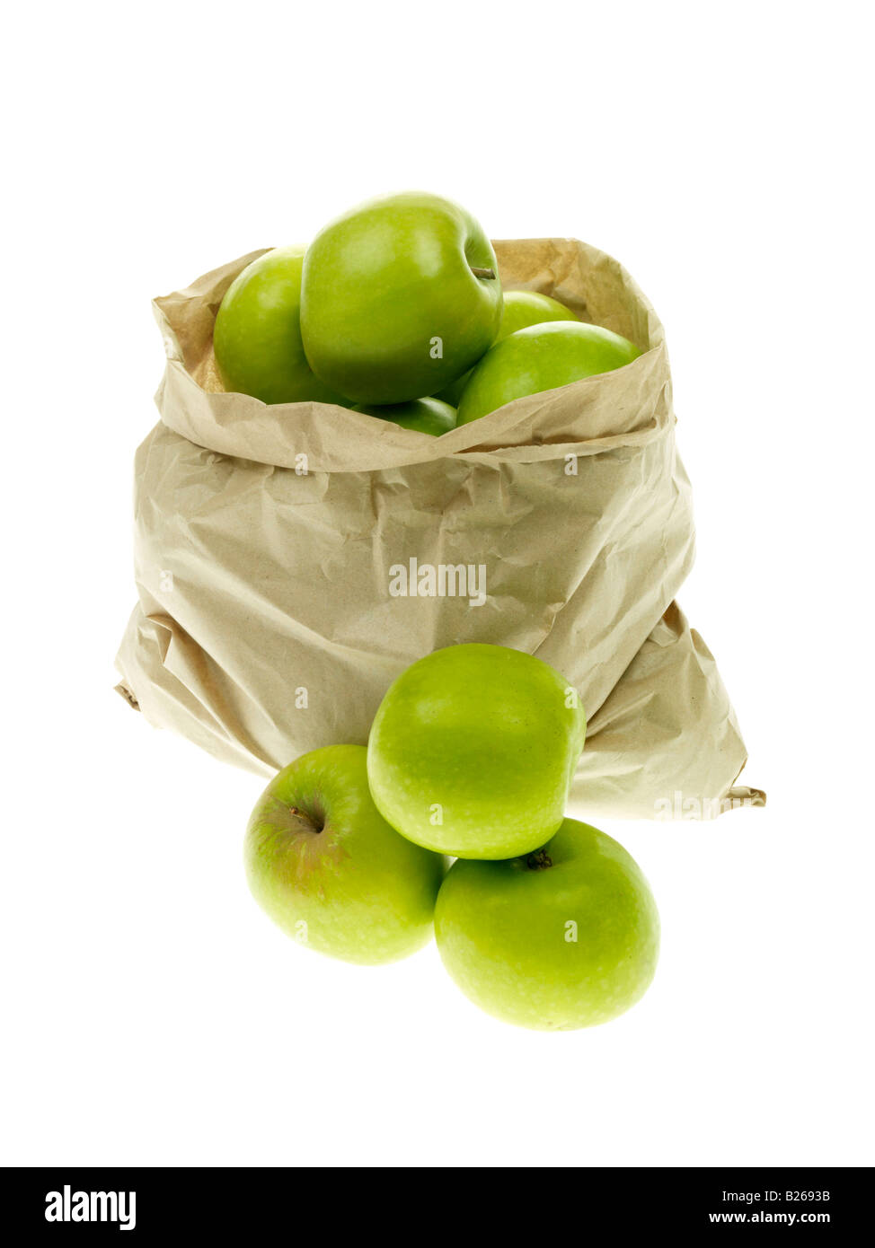 Carta marrone borsa, assenza di plastica, di sane mature le mele Granny Smith con spazio copia di un tracciato di ritaglio e nessun popolo contro uno sfondo bianco Foto Stock