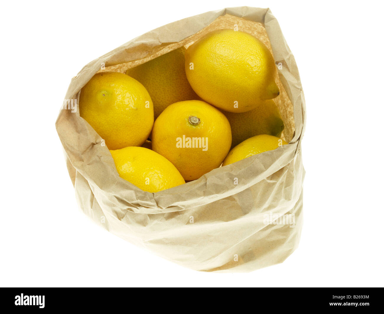 Carta marrone borsa, assenza di plastica, di fresche e mature aromatico sani di Limoni con spazio copia di un tracciato di ritaglio e nessun popolo contro uno sfondo bianco Foto Stock