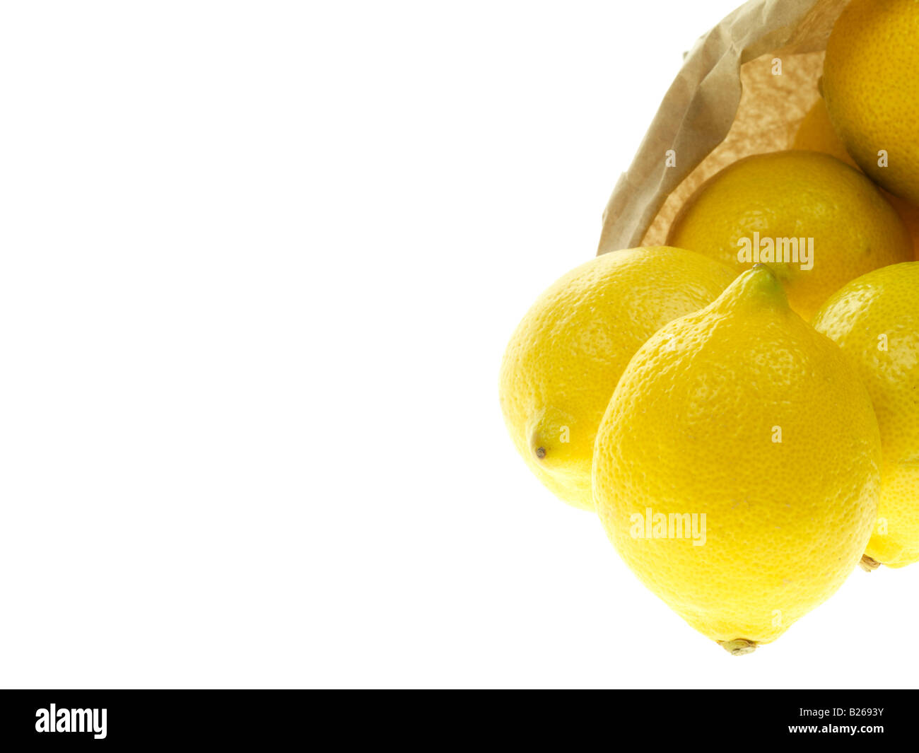 Carta marrone borsa, assenza di plastica, di fresche e mature aromatico sani di Limoni con spazio copia di un tracciato di ritaglio e nessun popolo contro uno sfondo bianco Foto Stock