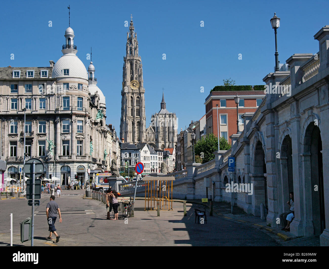 Il centro storico della città di Anversa Fiandre visto dal fiume Schelde quay Belgio Foto Stock