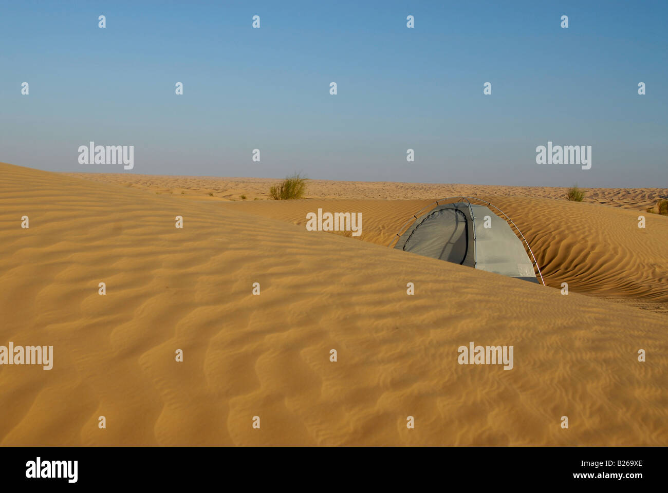 Campeggio nel deserto, Offroad Sahara Desert Tour, Bebel Tembain area, Sahara, Tunisia, Africa, signor Foto Stock