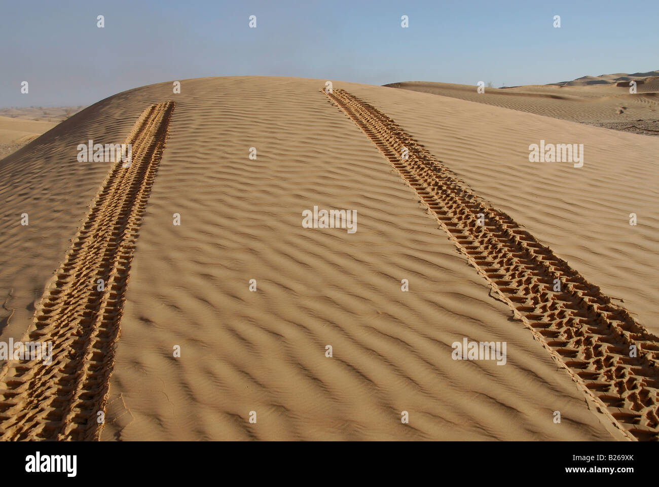 Tracce di auto nella sabbia, fuoristrada 4x4 Sahara Desert Tour, Bebel Tembain area, Sahara, Tunisia, Africa Foto Stock