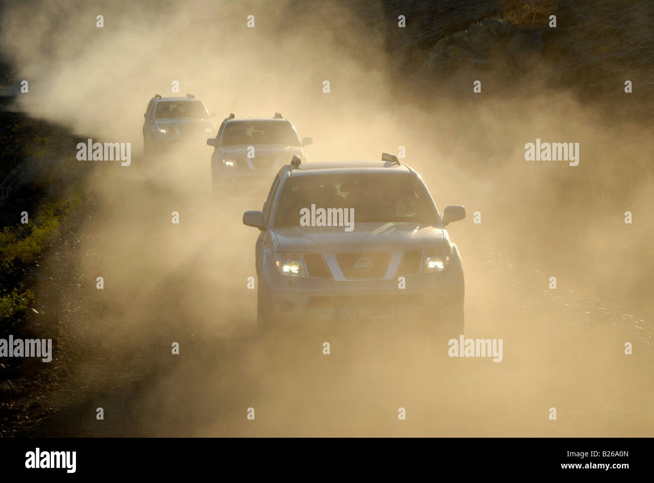 Thrree 4 x 4 veicoli, jeep su una strada di montagna tra Kozluca e Tashan, Highlands Zamanti, sui monti Taurus, Turchia, Euro Foto Stock