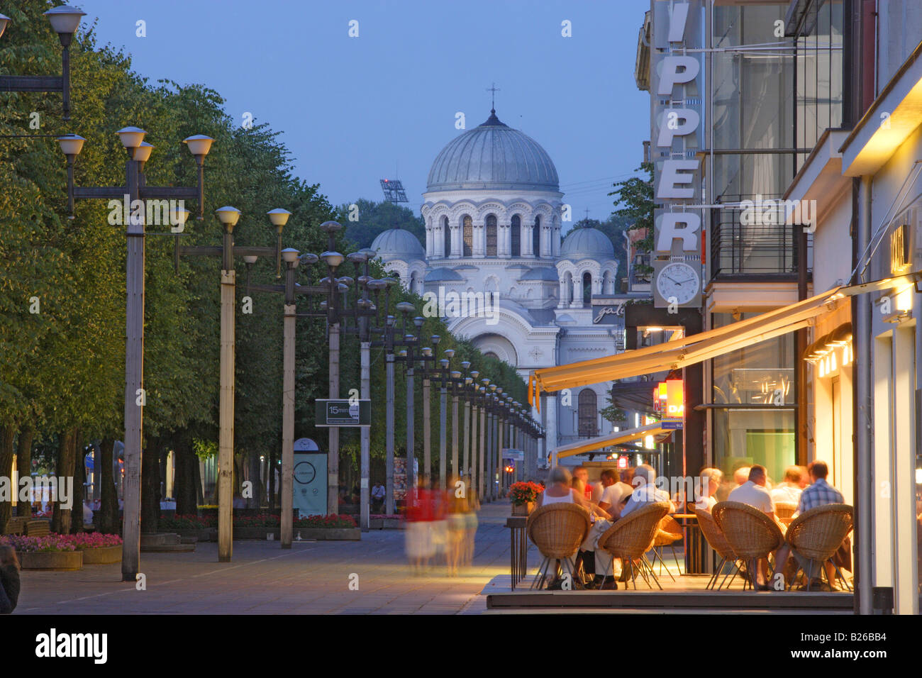 Laisves Aleja (Liberty Avenue) a Kaunas e la cupola della chiesa di San Michele Arcangelo, Lituania Foto Stock