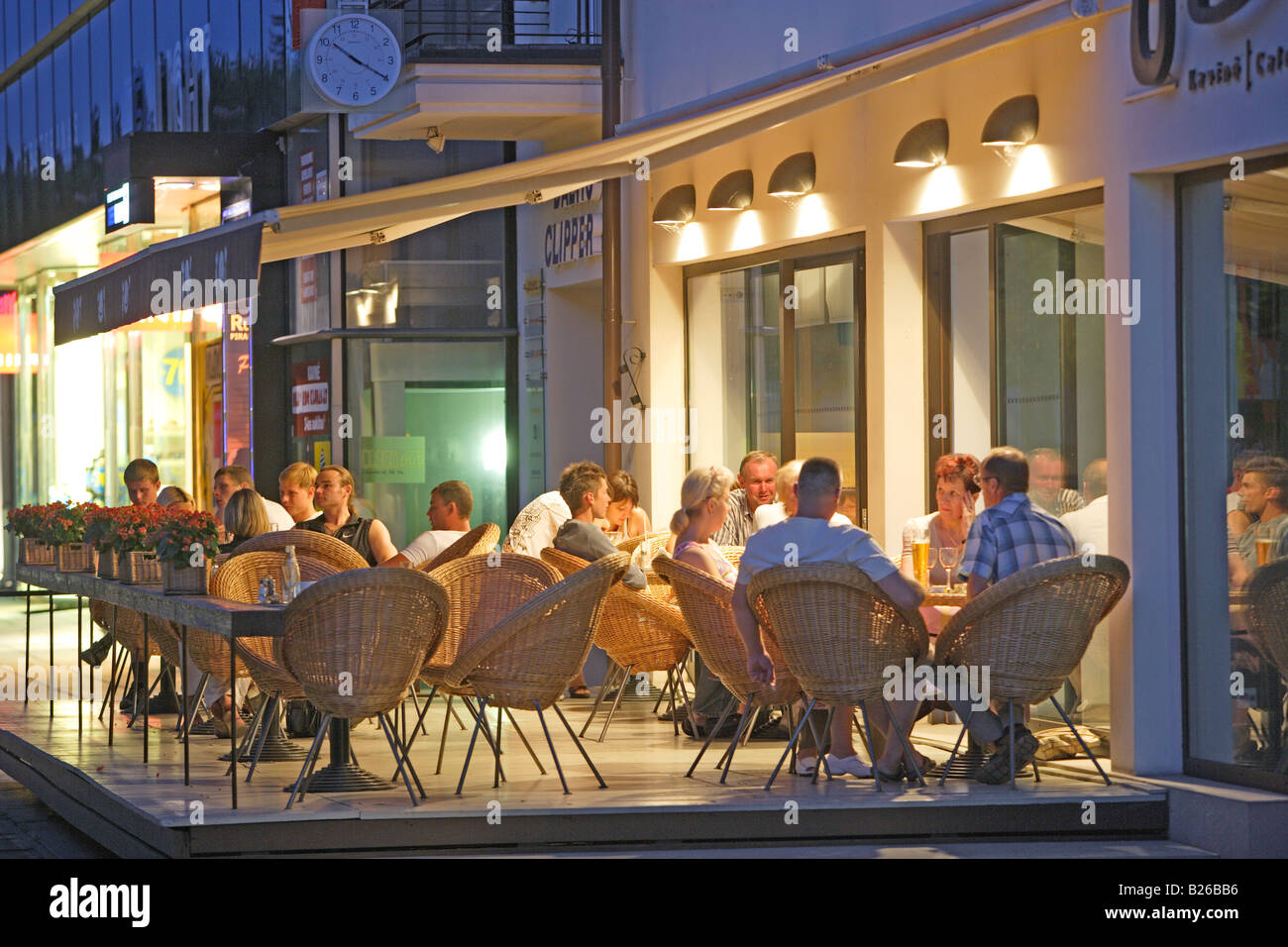 Bar in Laisves Aleja (Liberty Avenue) a Kaunas, Lituania Foto Stock