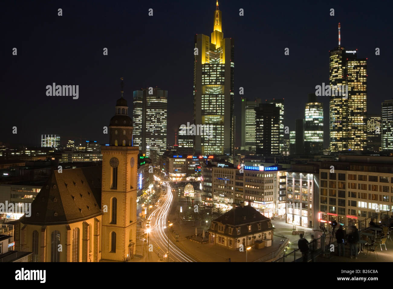 La Chiesa di Santa Caterina, Chiesa Katharinenkirche a Hauptwache e dello skyline della città di notte, Francoforte Hesse, Germania Foto Stock