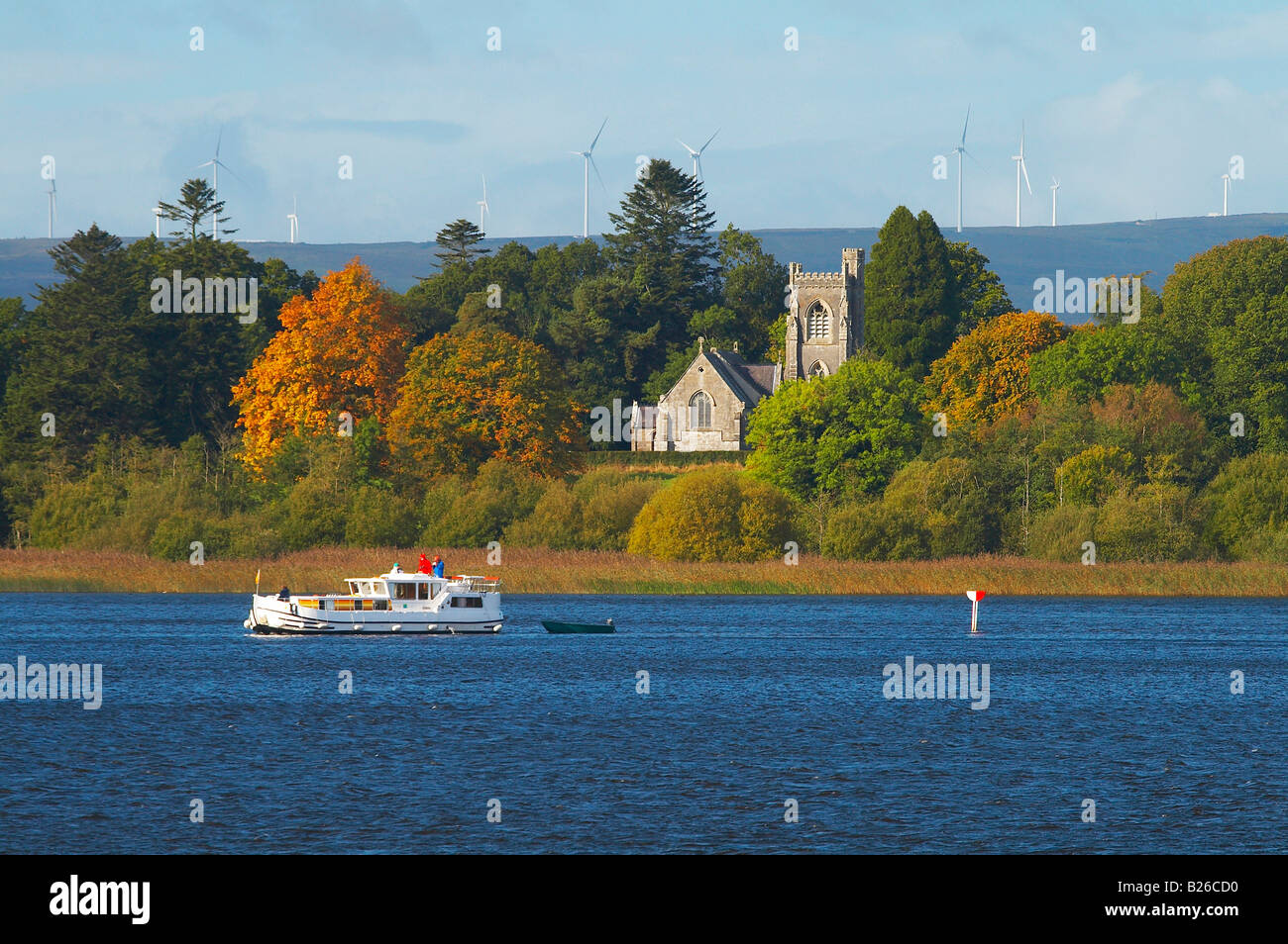Foto all'aperto, con una casa galleggiante sulla parte superiore del Lough Erne vicino castello Crom, Shannon & Erne fluviale, County Fermanagh, Ir settentrionale Foto Stock