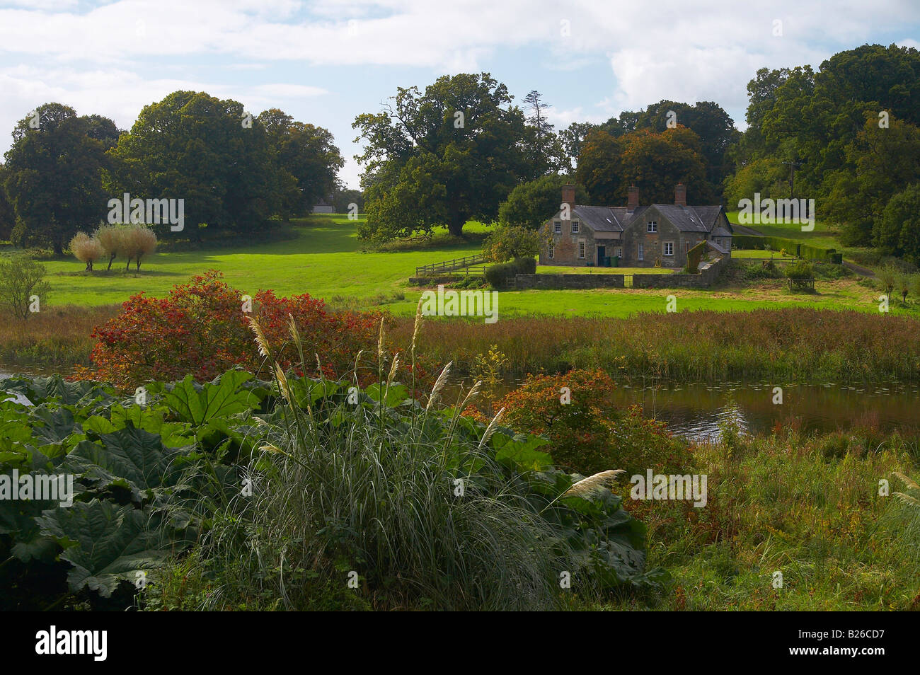 Foto all'aperto, agriturismo in alto a Lough Erne vicino castello Crom, Crachton Tower, Shannon & Erne fluviale, County Fermanagh, n. Foto Stock