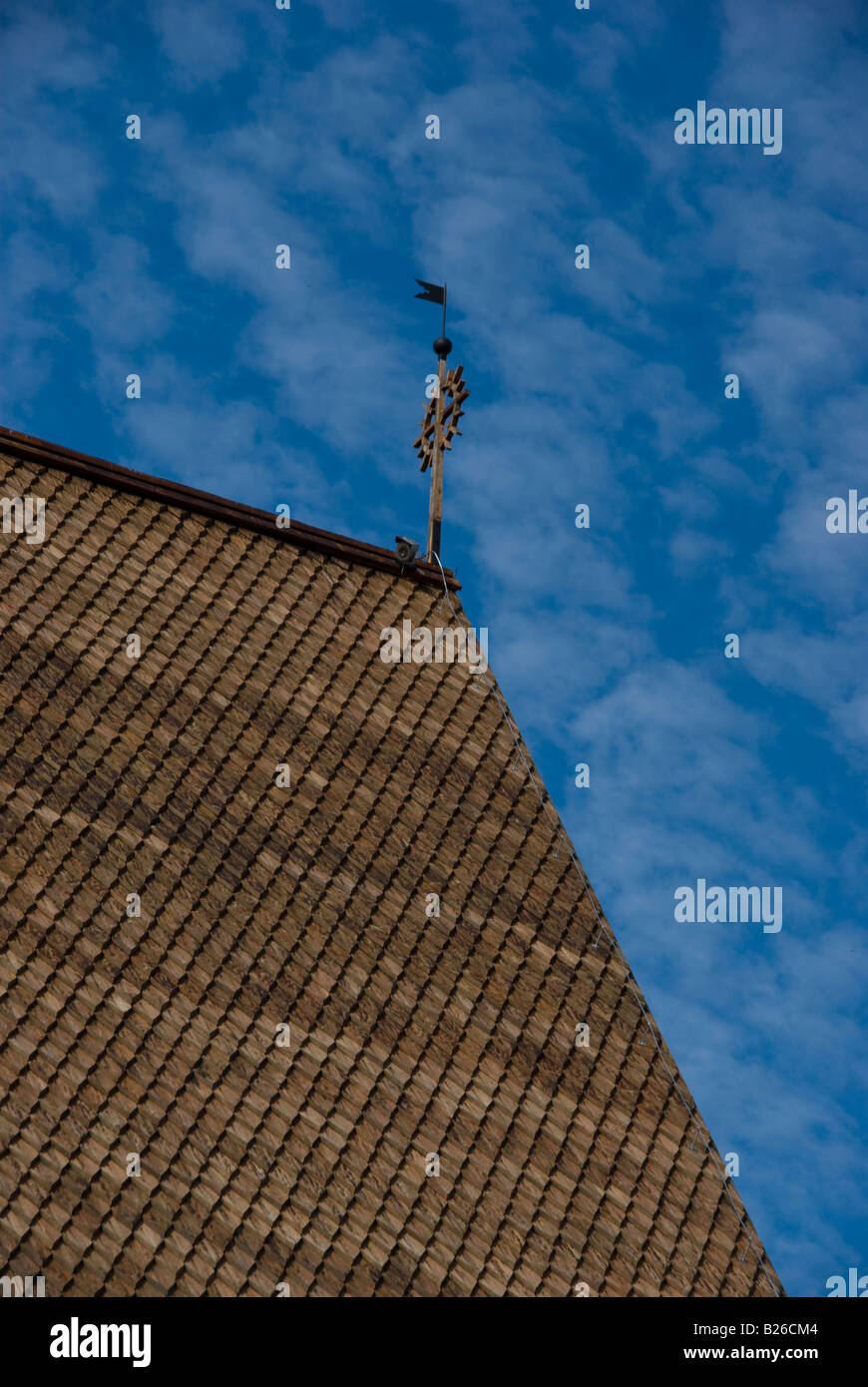 Il tetto della Cattedrale di Porvoo contro un blu cielo molto nuvoloso Foto Stock