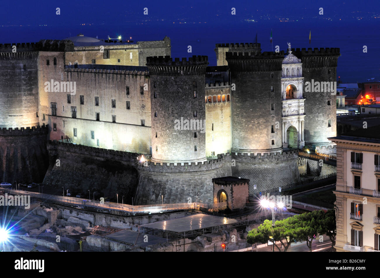 Il castello nuovo di notte a Napoli, Italia Foto Stock