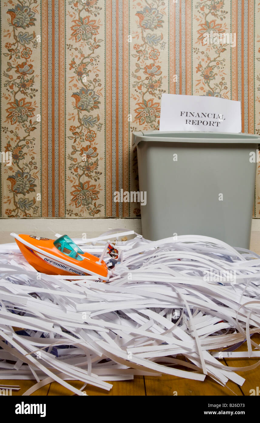 Una barca su un mare di shreddings con una trinciatrice dietro in possesso di una carta che dice relazione finanziaria Foto Stock