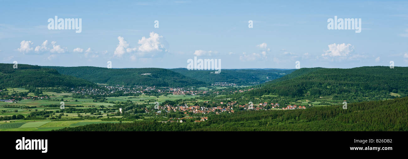 Vista su campagna della Franconia e il villaggio di Kolmreuth da Walberla hill, Franconia, Germania Foto Stock