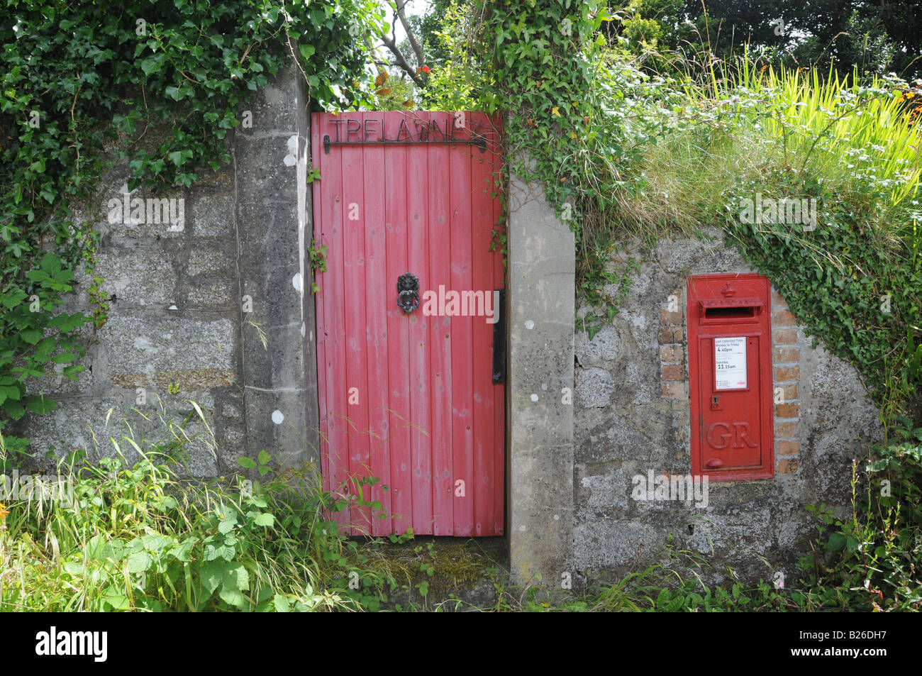 Casella di posta adiacente ad un cancello anteriore Foto Stock