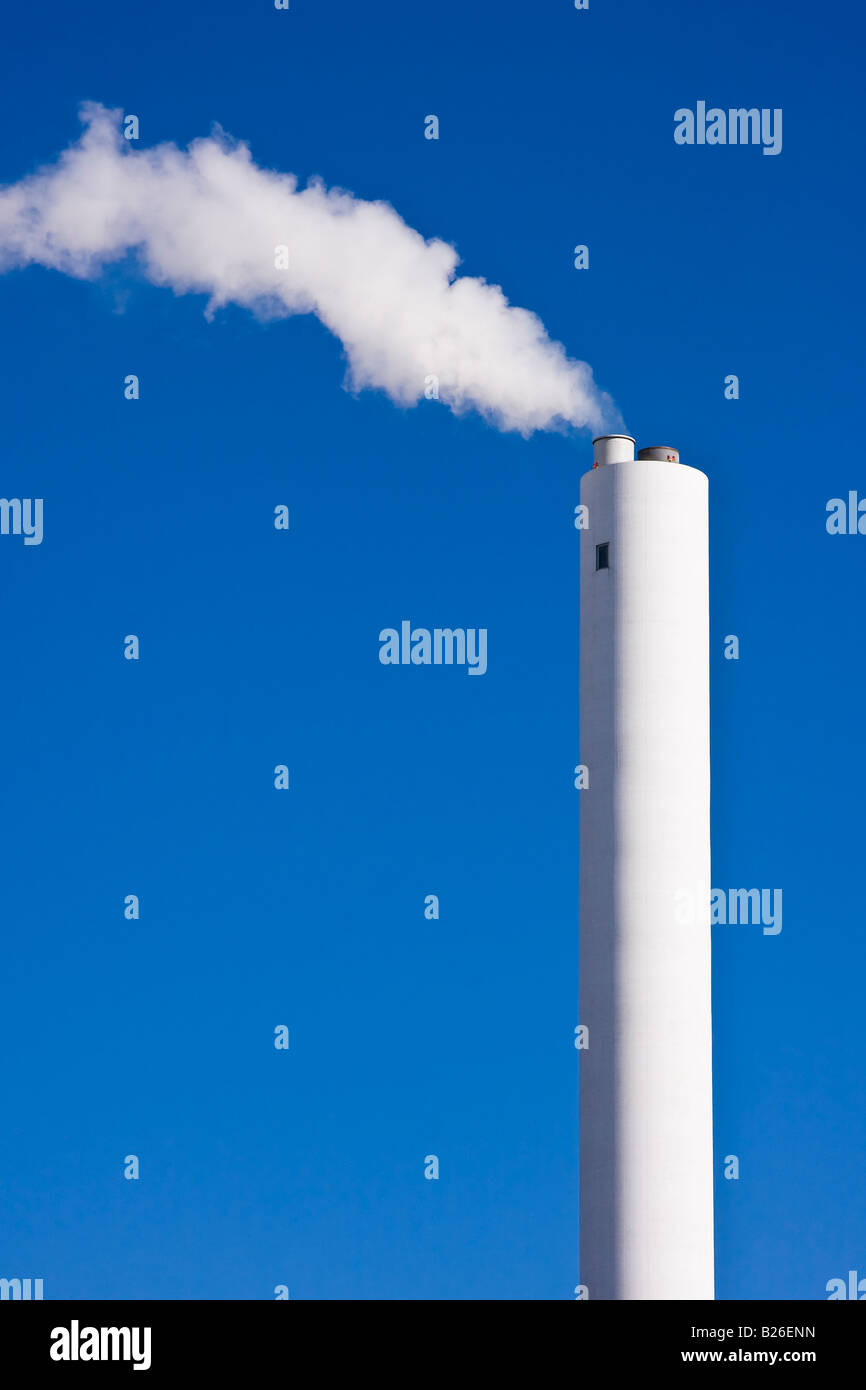 Camino bianco con emissione di fumo bianco con un cielo blye Foto Stock