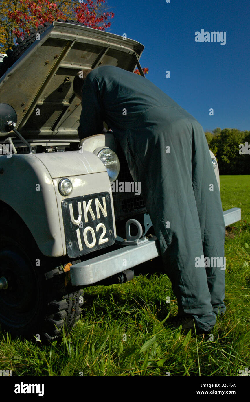 Controllo meccanico del motore su un livello di grigio 1950 Land Rover Serie uno 86 pollici Station Wagon. Foto Stock