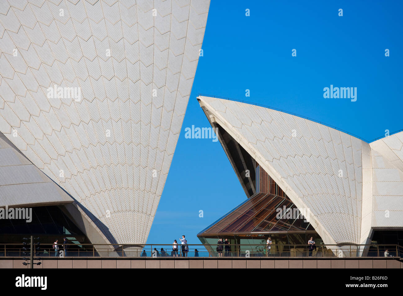 La Opera House di Sydney. Persone di ammirare l'architettura della Sydney Opera House su Bennelong Point Sydney NSW Australia Foto Stock