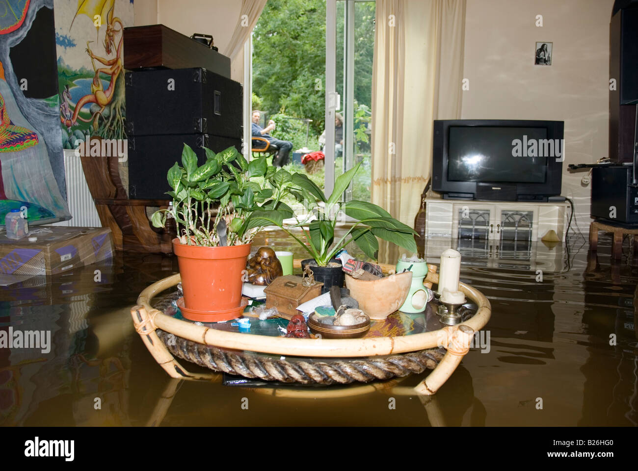 In aumento le inondazioni delle acque sotterranee all'interno del Soggiorno di appartamento seminterrato di casa Tony Mills Abingdon Road Oxford 27 Luglio 2007 Foto Stock