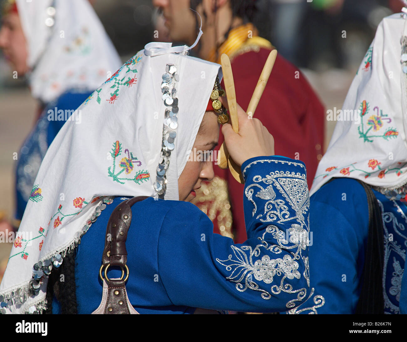 Bagno turco giovane donna abbigliamento tradizionale e velo holding cucchiai nel profondo pensiero marmaris mugla Foto Stock
