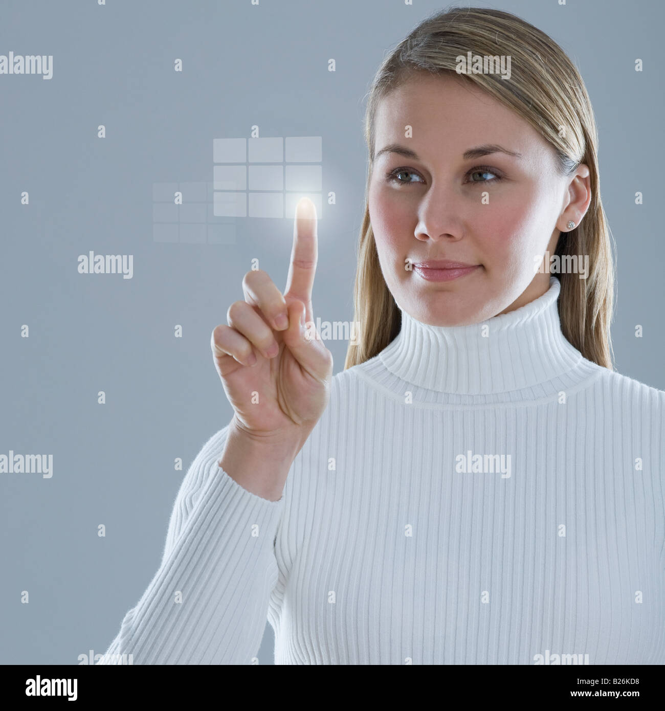 Donna di toccare il display illuminato Foto Stock