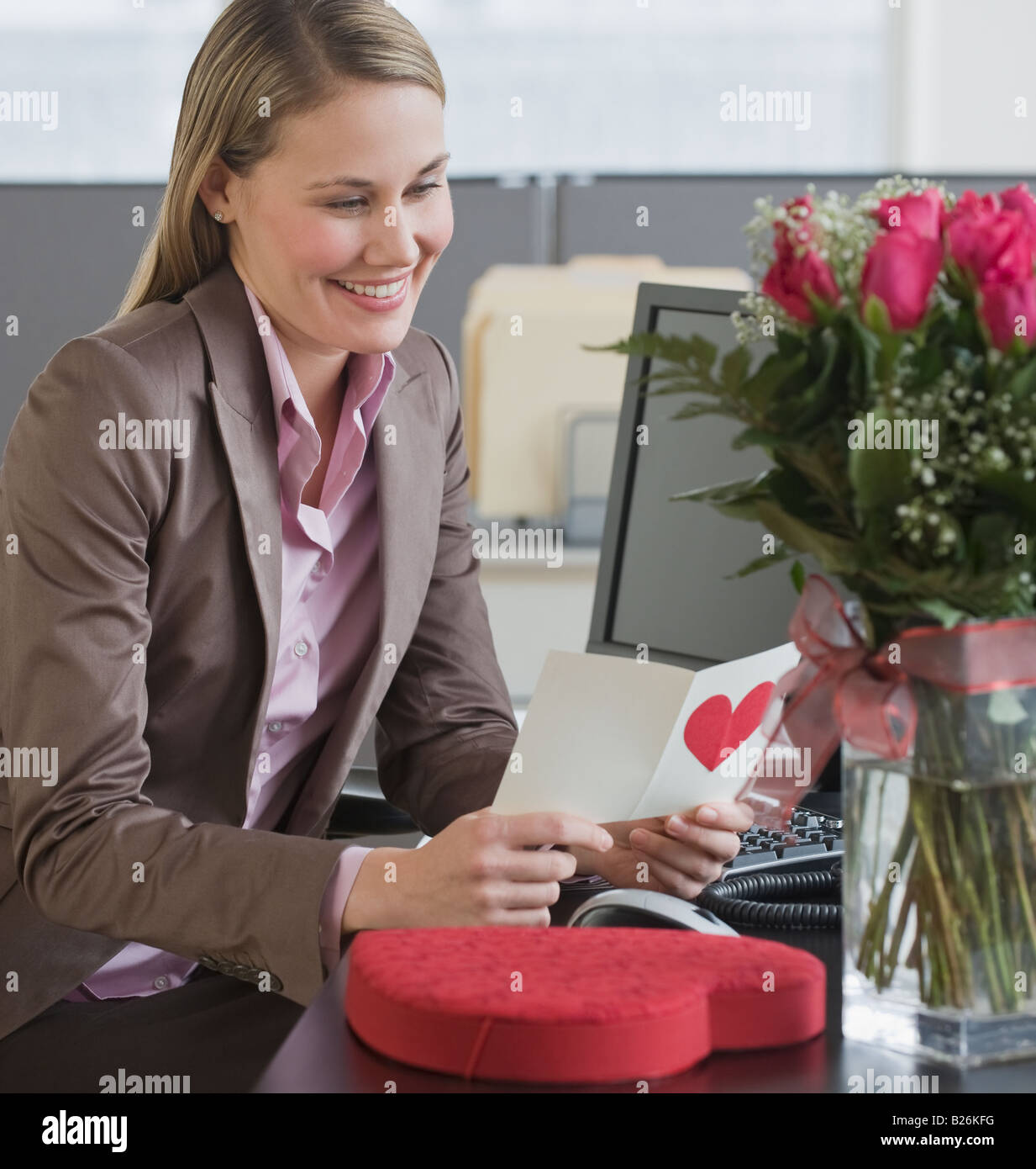 Imprenditrice leggendo il giorno di San Valentino card Foto Stock