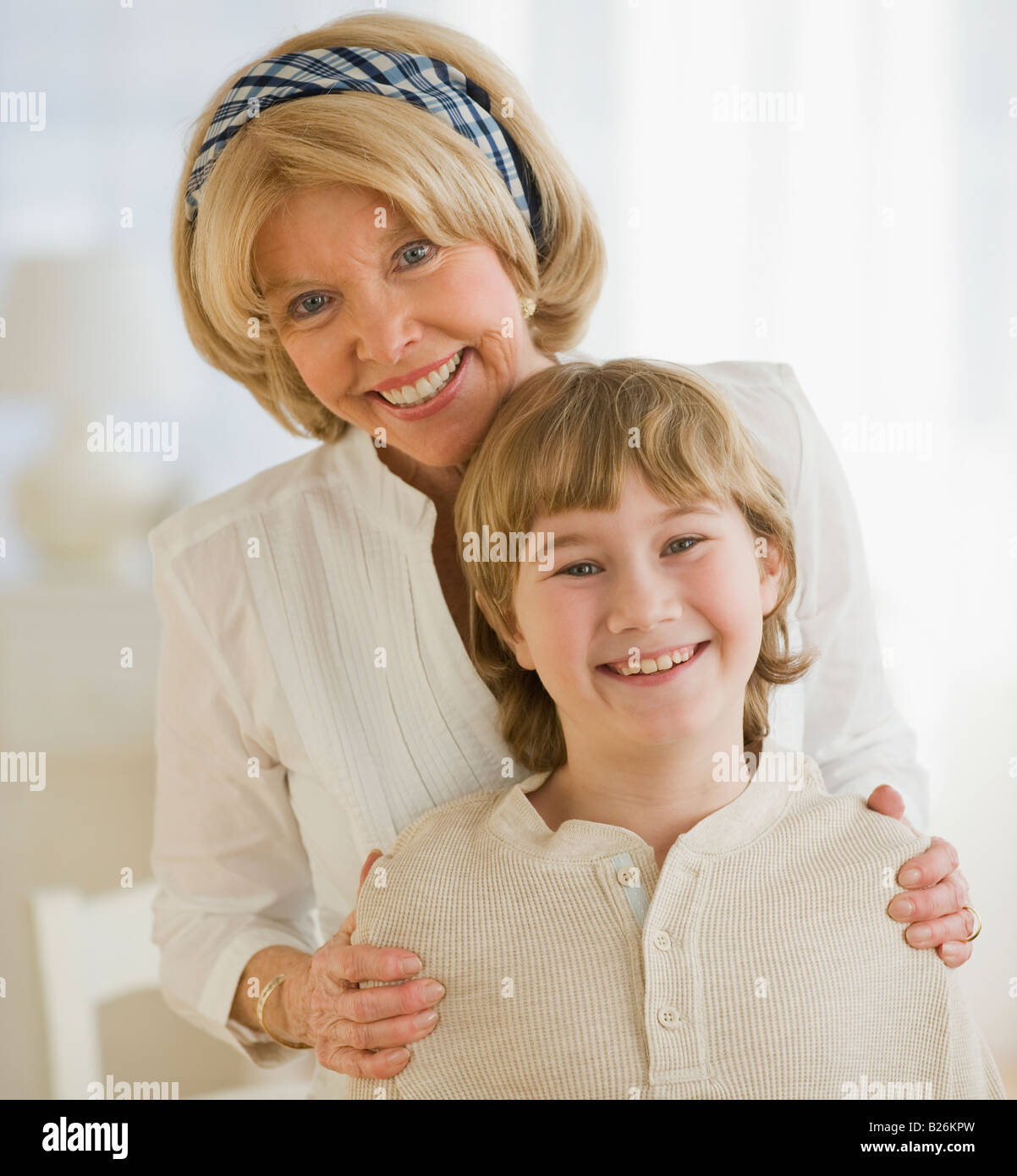 Nonna abbracciando il nipote Foto Stock