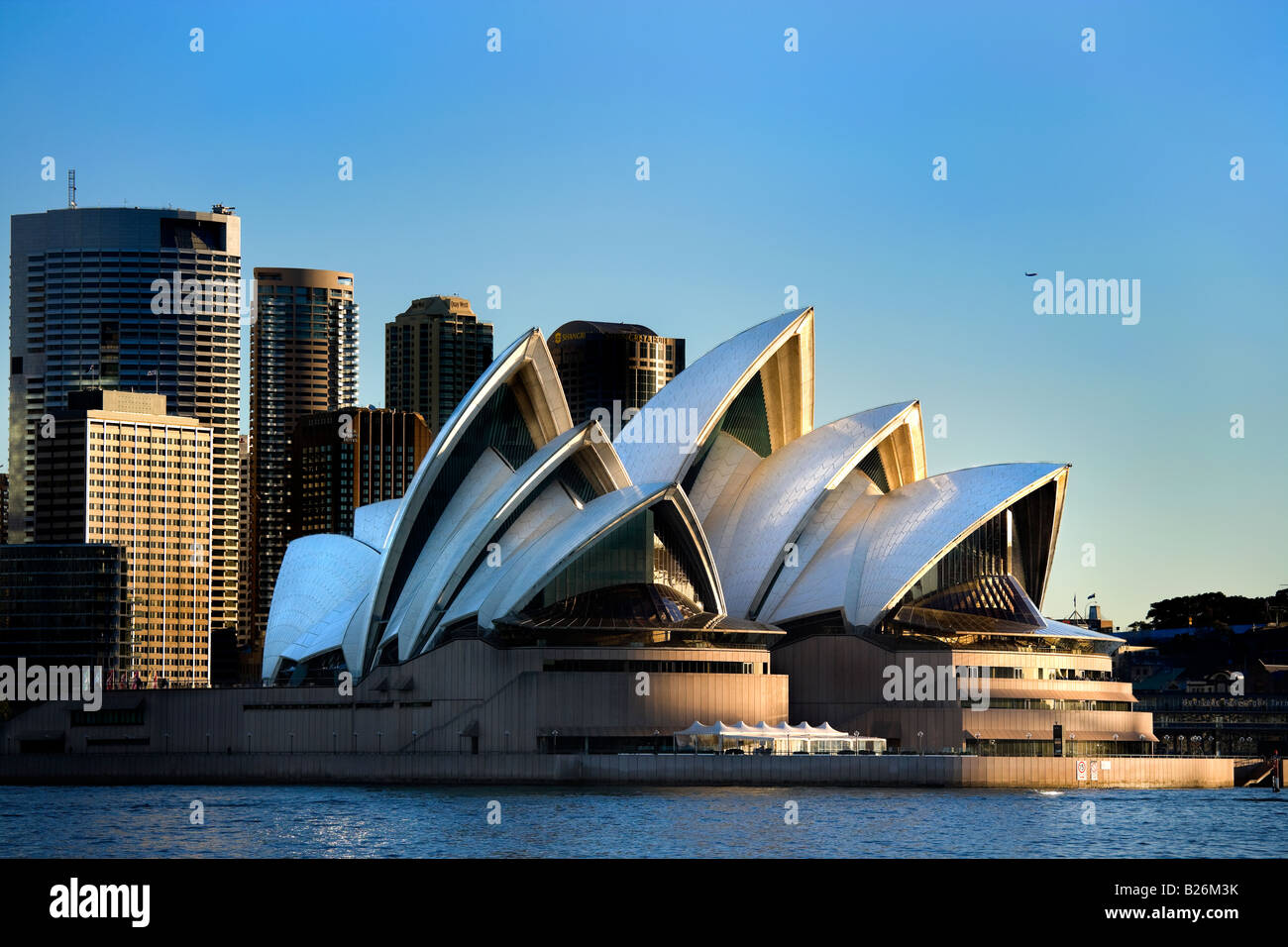Sydney Opera House con skyline del centro. Bennelong Point nel porto di Sydney, NSW, Australia Foto Stock