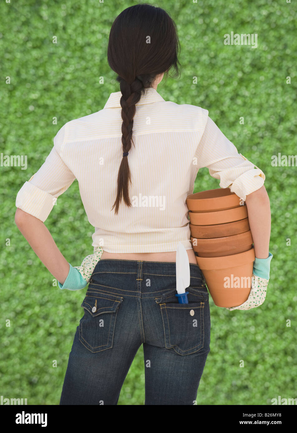 Donna che mantiene la terracotta pots Foto Stock