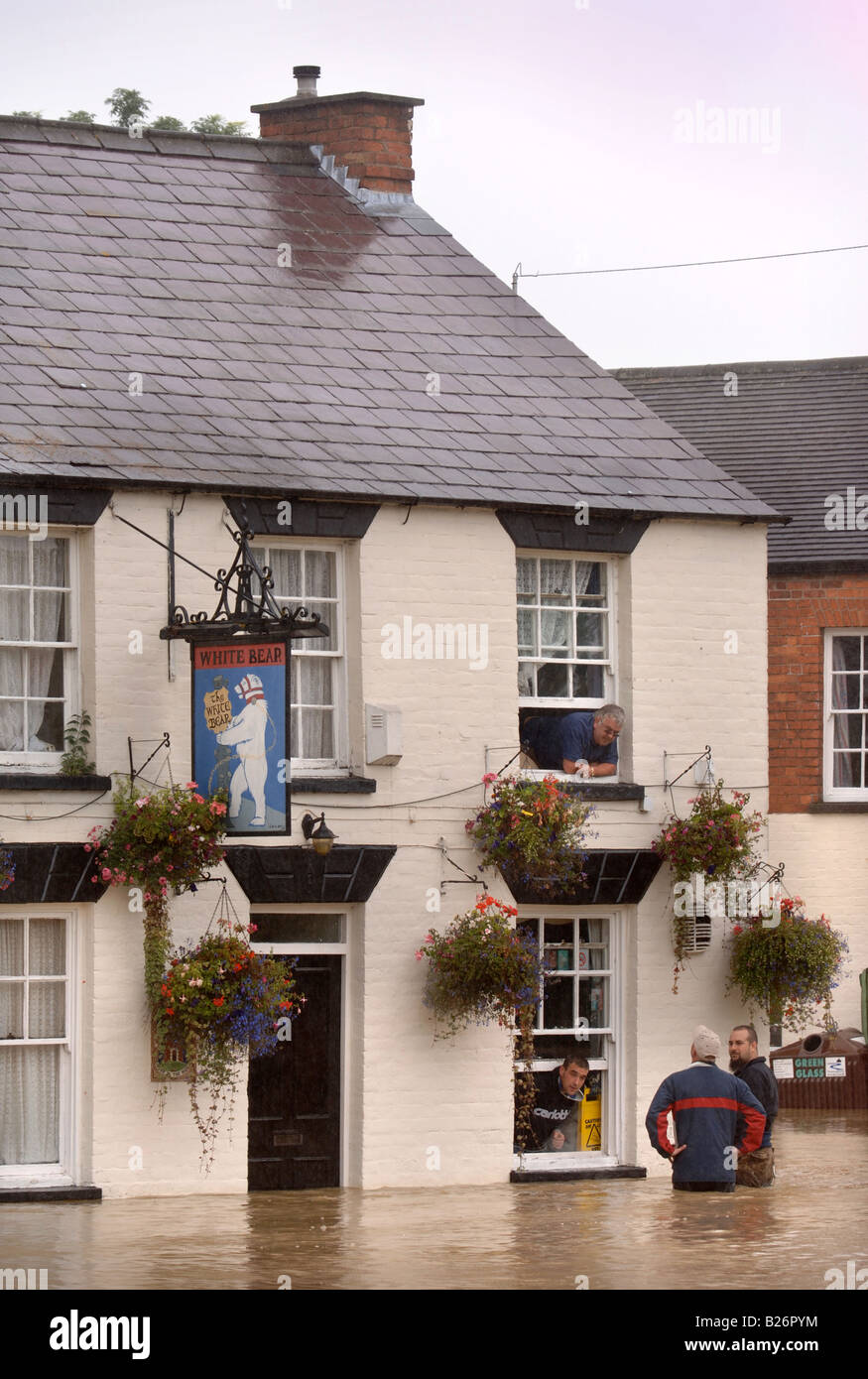 I RESIDENTI DI FLOOD COLPITO TEWKESBURY GLOUCESTERSHIRE all'orso bianco PUB LUGLIO 2007 REGNO UNITO Foto Stock