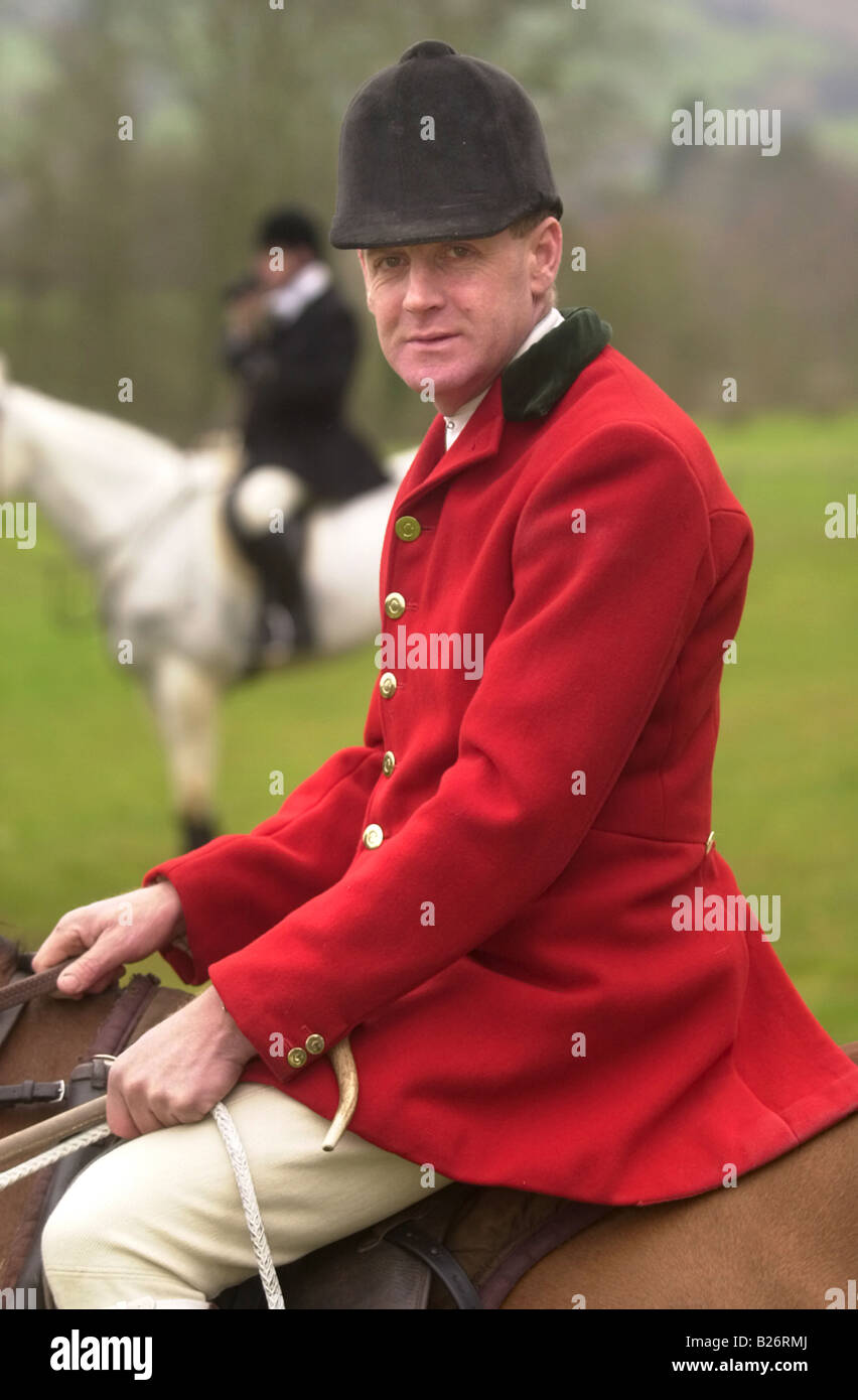 JULIAN BARNFIELD HUNTSMAN CON IL COTSWOLD Hunt in una riunione presso il Castello di Sudeley GLOUCESTERSHIRE MARZO 2002 BARNFIELD ora 44 e Foto Stock