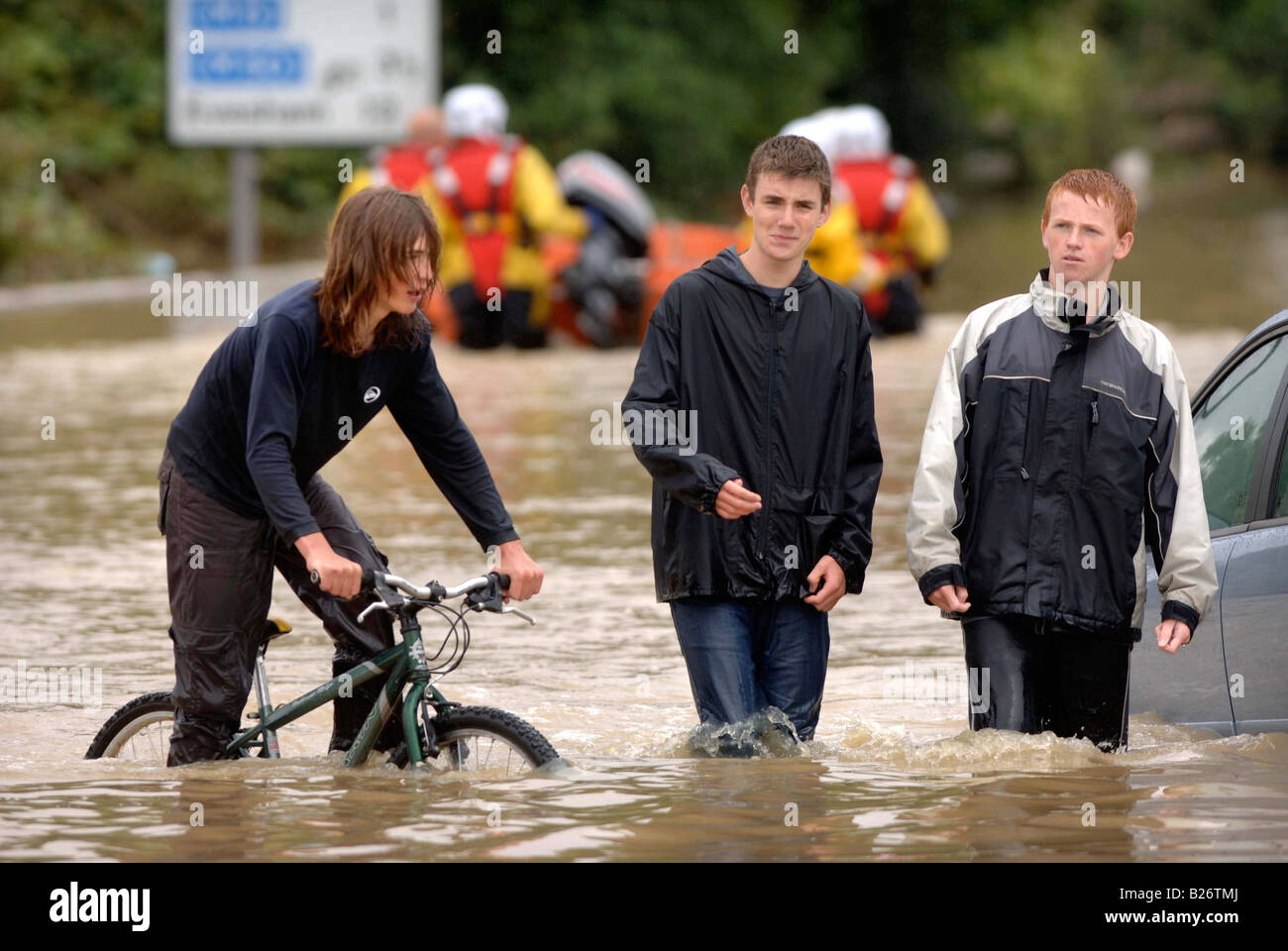 Tre ragazzi WADE attraverso alluvione a Tewkesbury durante le inondazioni nel Gloucestershire luglio 2007 REGNO UNITO Foto Stock