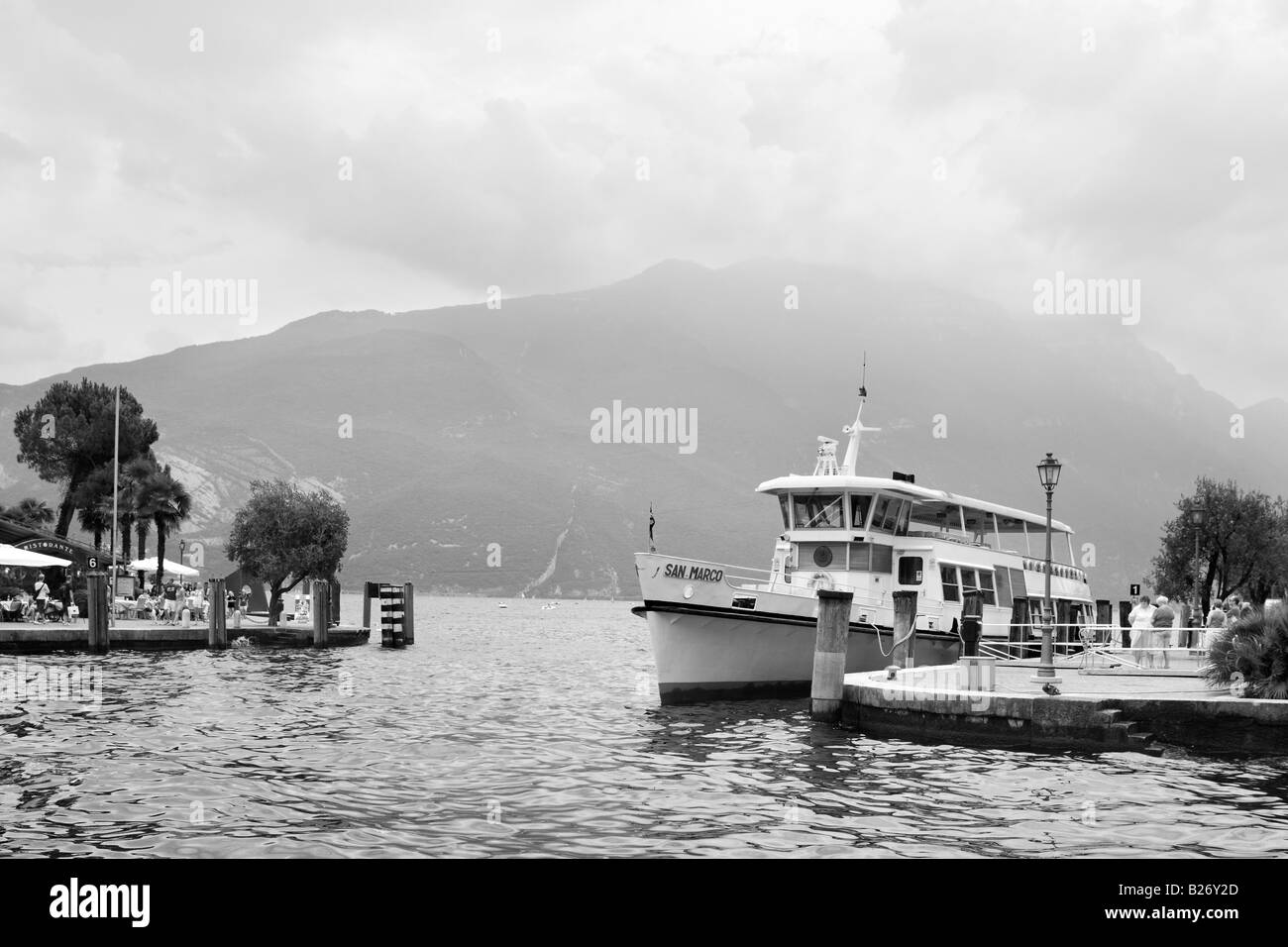 Nave traghetto ormeggiata in banchina, Riva del Garda sul Lago di Garda, Italia Foto Stock