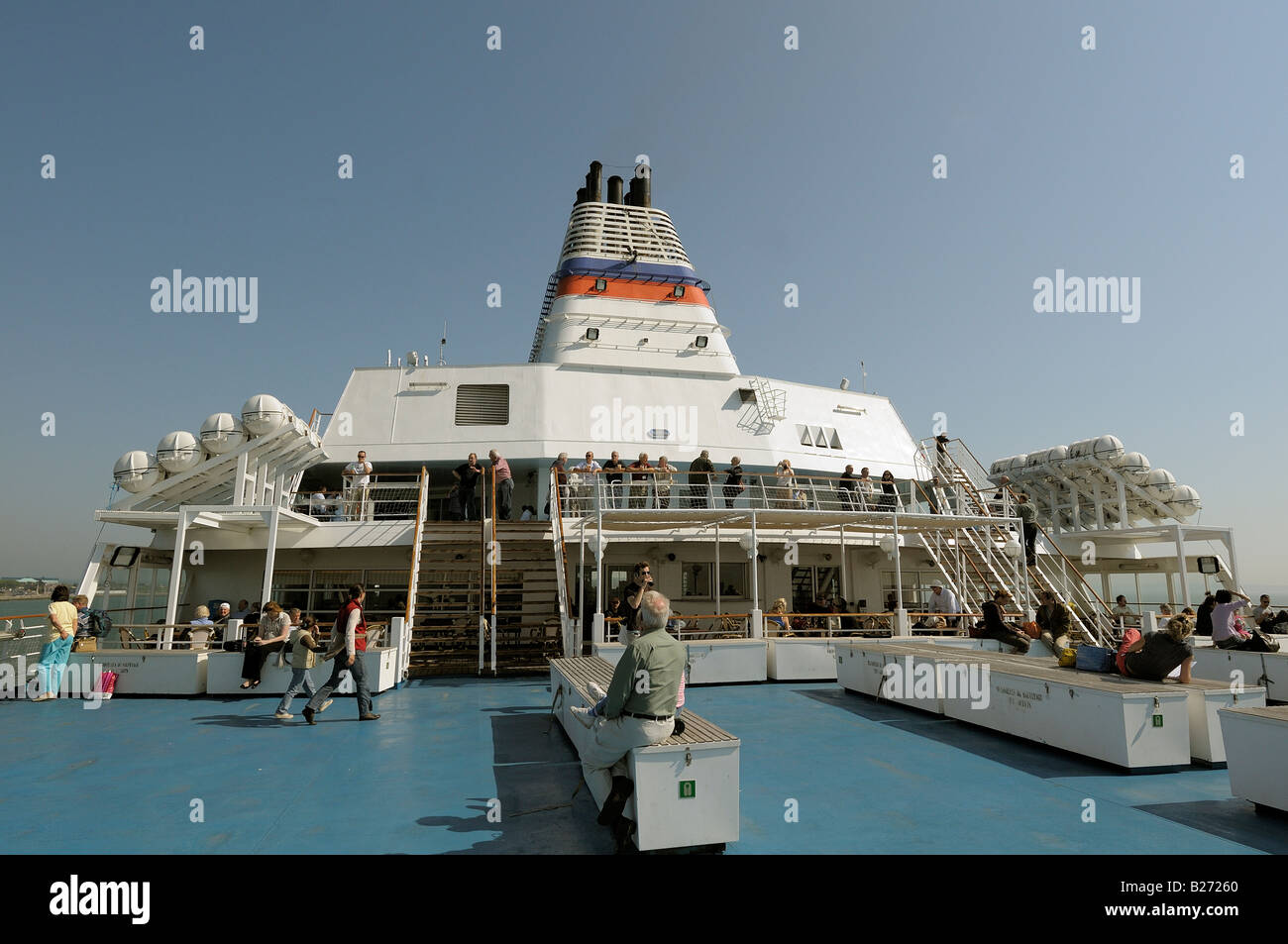 La gente sul ponte sul bordo di un canale trasversale ferry Foto Stock