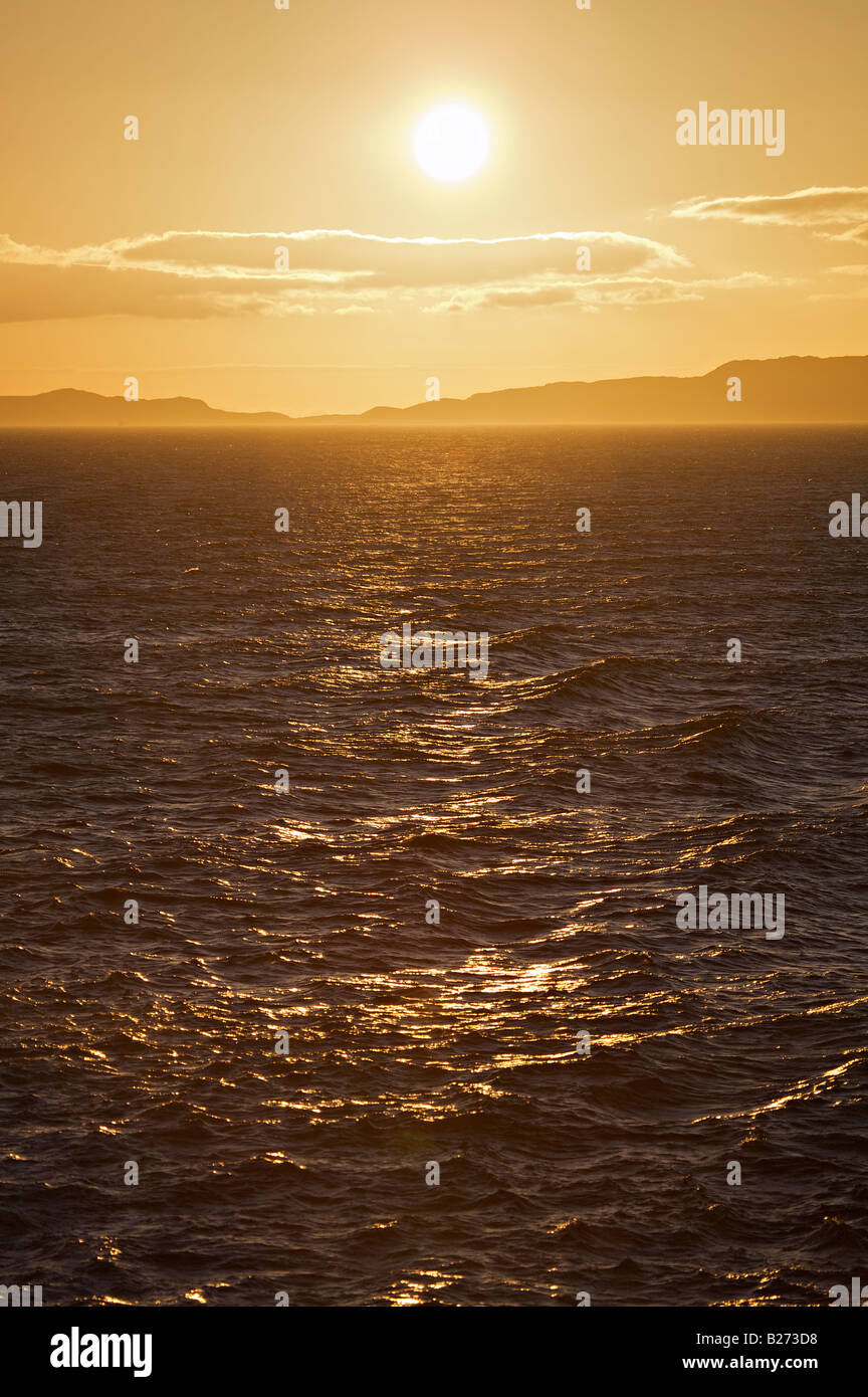 Golden Sunset attraverso il Nord Minch Lewis e Stornoway Foto Stock