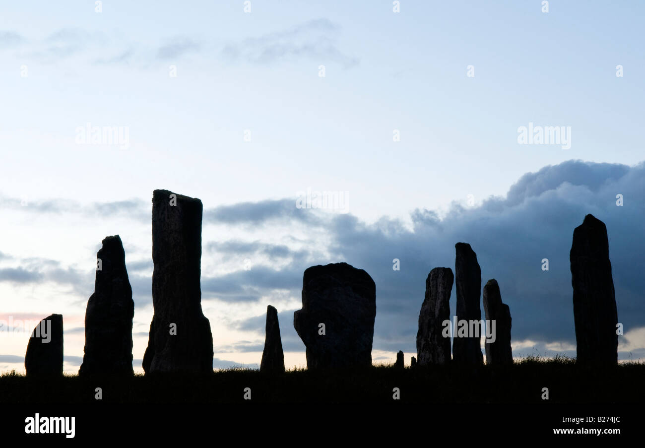 Callanish pietre permanente all'alba, isola di Lewis, Ebridi, Scotland, Regno Unito Foto Stock