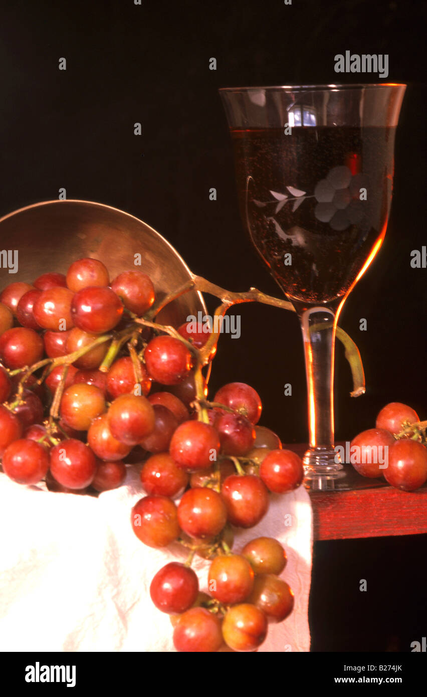 Ancora vita uva bicchiere di vino sul tavolo Foto Stock