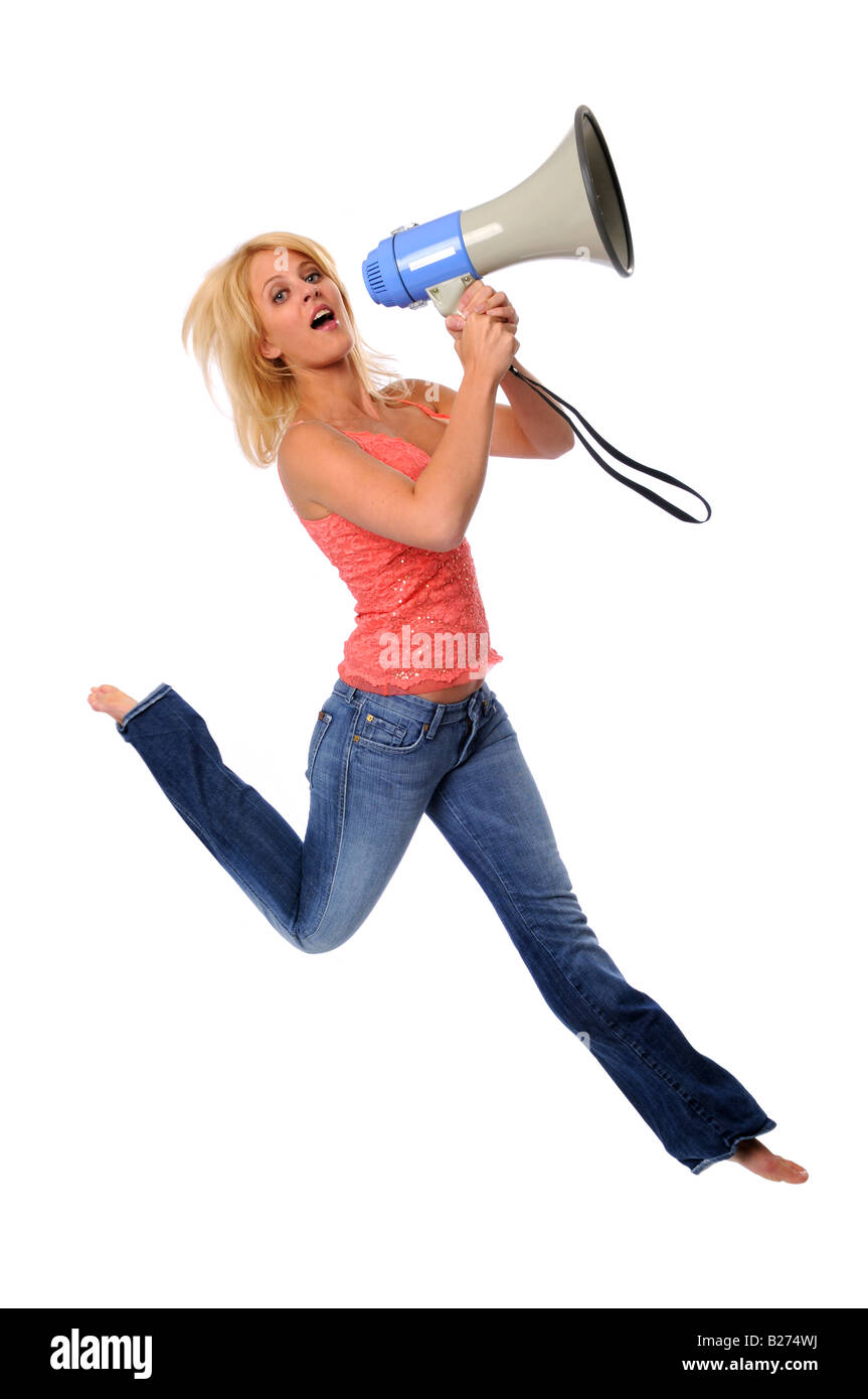 Bella giovane donna salta con megafono isolate su uno sfondo bianco Foto Stock